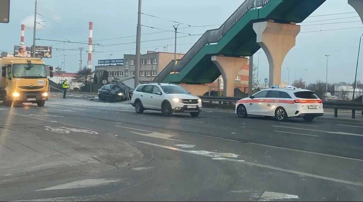 Samochód marki BMW staranował w piątkowy poranek przystanek tramwajowy przy ul. Gdańskiej w Szczecinie. Na szczęście nikomu nic się nie stało. Policja zakwalifikowała zdarzenie jako kolizję i wyjaśnia wszystkie okoliczności.