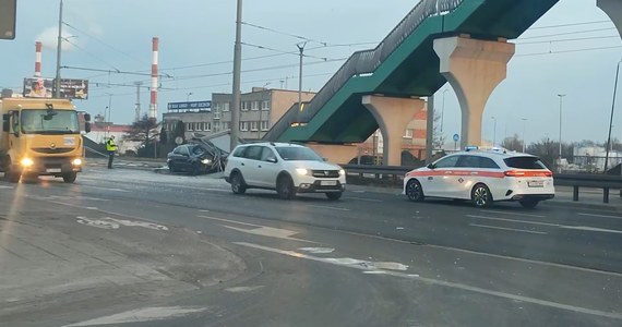 Samochód marki BMW staranował w piątkowy poranek przystanek tramwajowy przy ul. Gdańskiej w Szczecinie. Na szczęście nikomu nic się nie stało. Policja zakwalifikowała zdarzenie jako kolizję i wyjaśnia wszystkie okoliczności.