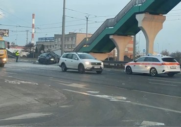 Bmw staranowało przystanek autobusowy