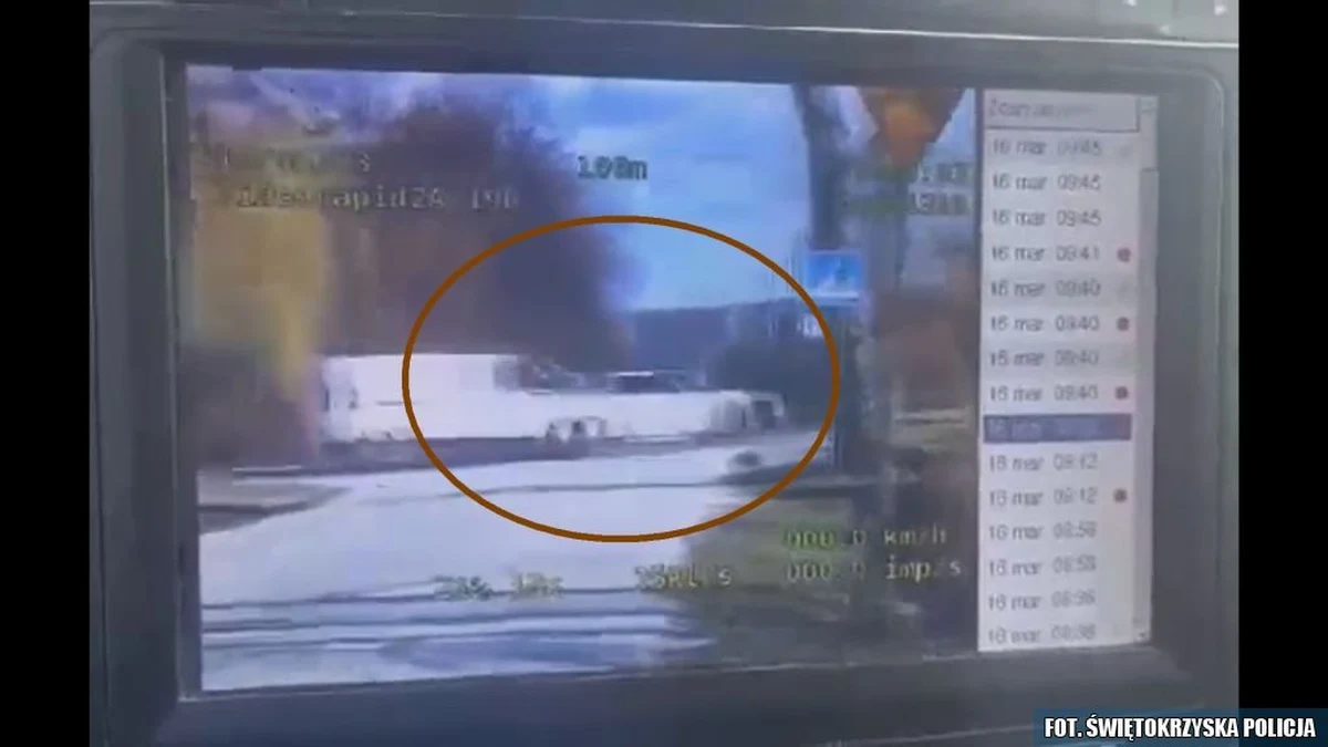 Pięć tysięcy złotych mandatu i 30 punktów karnych dostał kierowca samochodu osobowego w Świętokrzyskiem. Nie dość, że 44-latek wyprzedzał na skrzyżowaniu i przejściu dla pieszych, to o 82 km/h przekroczył dopuszczalną prędkość w terenie zabudowanym.