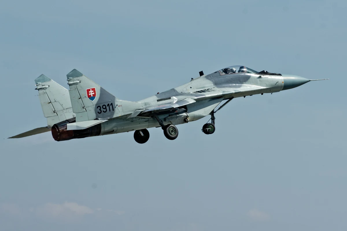 Rząd Słowacji zgodził się na przekazanie Ukrainie samolotów MiG-29. Jak powiedział premier Eduard Heger, kraj ten wesprze Ukrainę 13 myśliwcami. Wczoraj prezydent Andrzej Duda poinformował, że Polska w najbliższych dniach przekaże do Kijowa 4 maszyny.