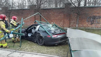 Łódź: Kierowca porsche staranował przystanek. Jego słowa hitem sieci