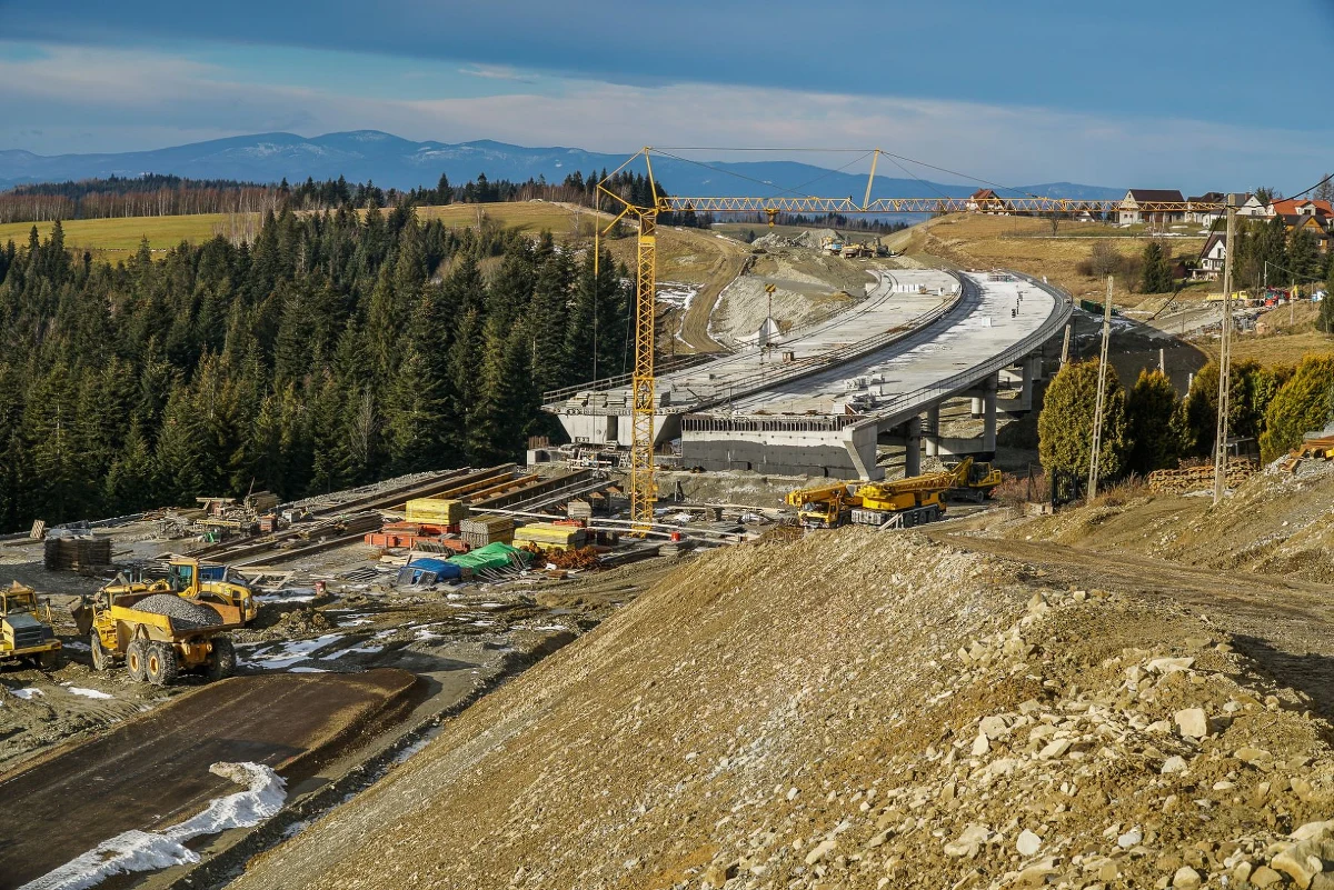 Od 16 grudnia do 15 marca trwała kontraktowa przerwa zimowa na większości budów w województwie małopolskim. W tym czasie były jednak prowadzone prace na wszystkich kluczowych inwestycjach. Ich zakres zależał od stopnia zaawansowania budowy, pogody i lokalnych warunków terenowych. Tej zimy krakowski oddział GDDKiA prowadził prace na ponad 83 km nowych dróg w Małopolsce. Wykonawcy zdecydowali się na kontynuowanie prac podczas kontraktowej przerwy zimowej i nie korzystali z prawa do wstrzymania robót. 