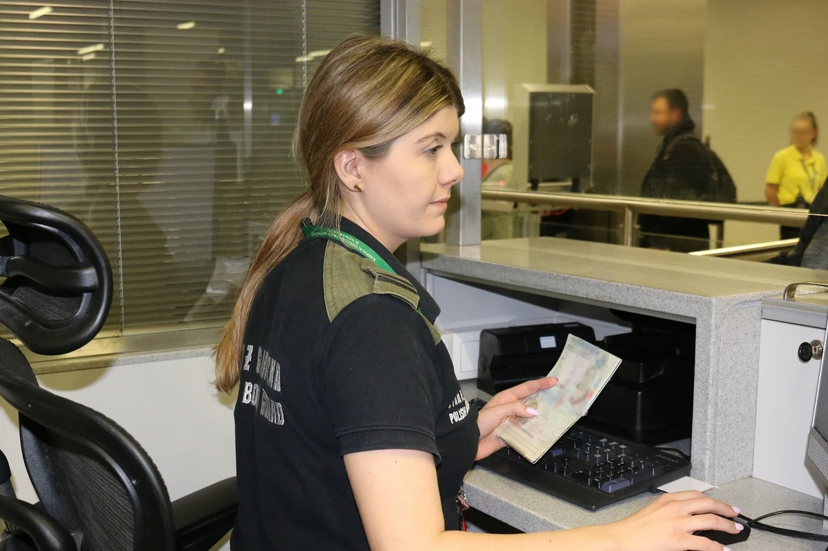 Z podróży do Wielkiej Brytanii musiała zrezygnować 35-latka, która próbowała wsiąść na pokład samolotu posługując się nieważnym paszportem. Kobietę w kraju zatrzymali funkcjonariusze Straży Granicznej w Krakowie-Balicach.