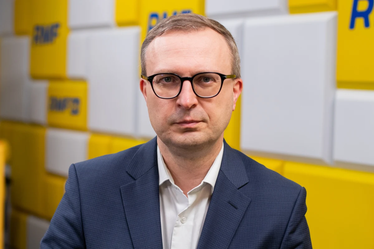 „Sytuacja jest poważna. W tym tygodniu byliśmy na krawędzi kolejnego kryzysu finansowego” – powiedział gość Rozmowy w południe w RMF FM Paweł Borys, nawiązując do problemów Credit Suisse. „W Polsce nie przekłada się to bezpośrednio na nasze banki. Mamy silny sektor bankowy. Mamy banki, które są dobrze wyposażone w kapitał, sektor, który jest nadpłynny, nowoczesny ” – dodał prezes Polskiego Funduszu Rozwoju (PFR). Mówił też, że nie ma oznak, by klienci banków w Polsce nagle zaczęli wypłacać pieniądze ze swoich kont. „Nie widać takiego trendu. Tutaj nic złego się nie dzieje. Nie mamy się o co martwić” – zapewniał rozmówca dziennikarza RMF FM Krzysztofa Berendy. 