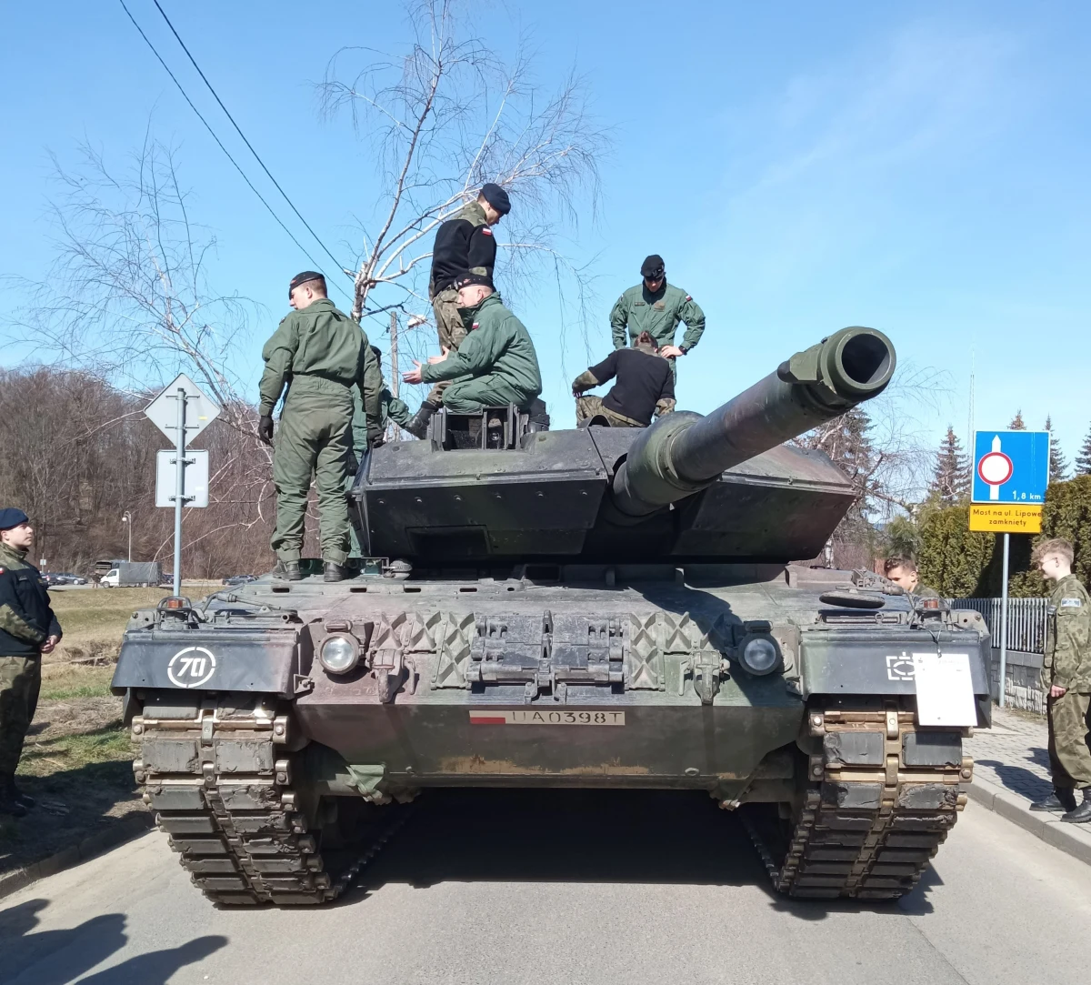 Ogromnym zainteresowaniem cieszą się zorganizowane w Limanowej pierwsze Wojskowe Targi Służby i Pracy. Odwiedzający Limanowski Dom Kultury mogą zapoznać się z naprawdę imponującą ofertą firm zbrojeniowych, podziwiać sprzęt militarny, a nawet porozmawiać z żołnierzami. O imprezie opowiada pułkownik Marciń Żal, szef Wojewódzkiego Sztabu Wojskowego w Krakowie.