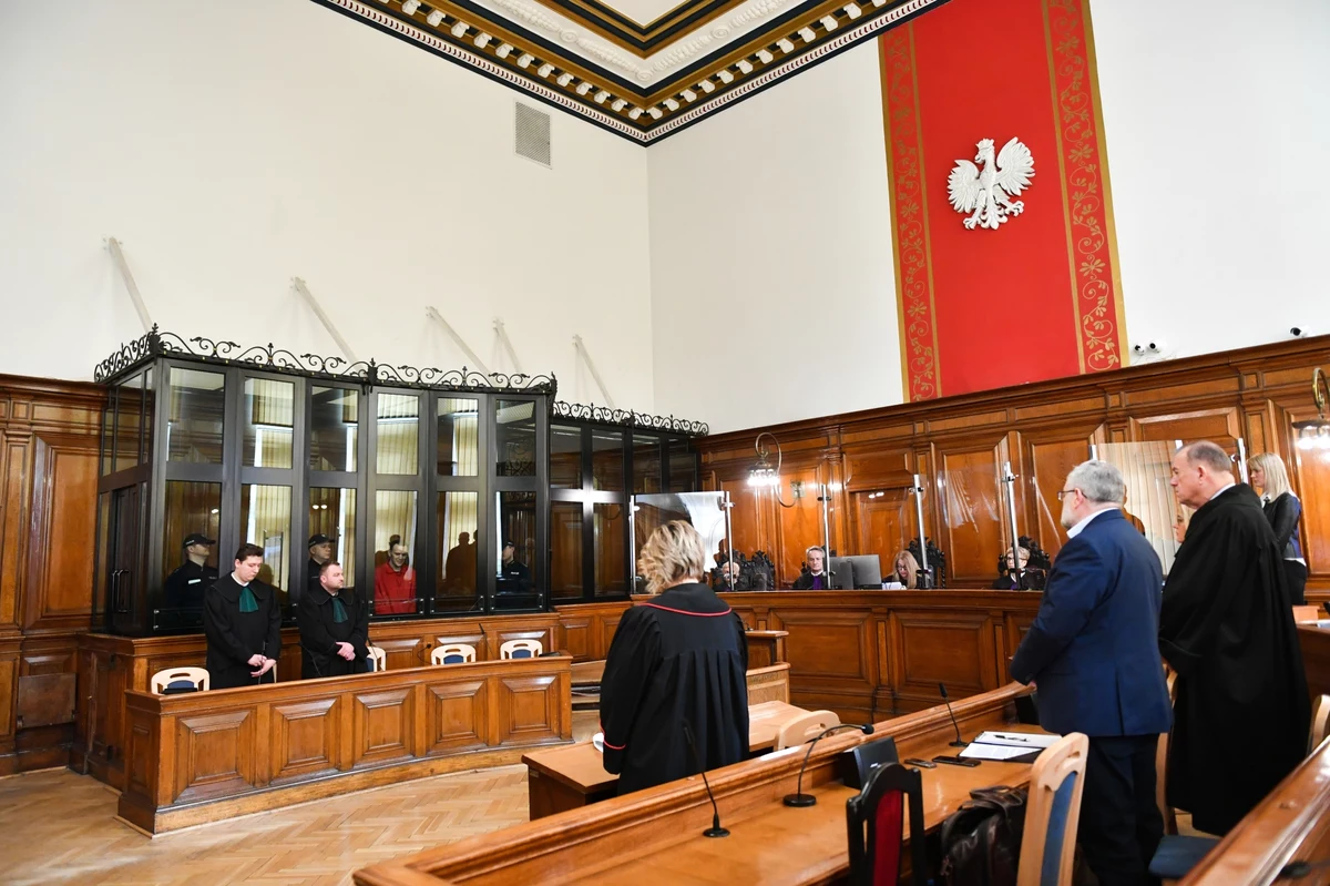Policjanci zatrzymali 37-latka z Gdańska podejrzanego o kierowanie gróźb wobec jednego z uczestników procesu w sprawie zabójstwa prezydenta Pawła Adamowicza. Według nieoficjalnych informacji dziennikarza RMF FM, mężczyzna miał grozić jednemu z pełnomocników Stefana Wilmonta. Dziś sprawca usłyszał zarzuty. 