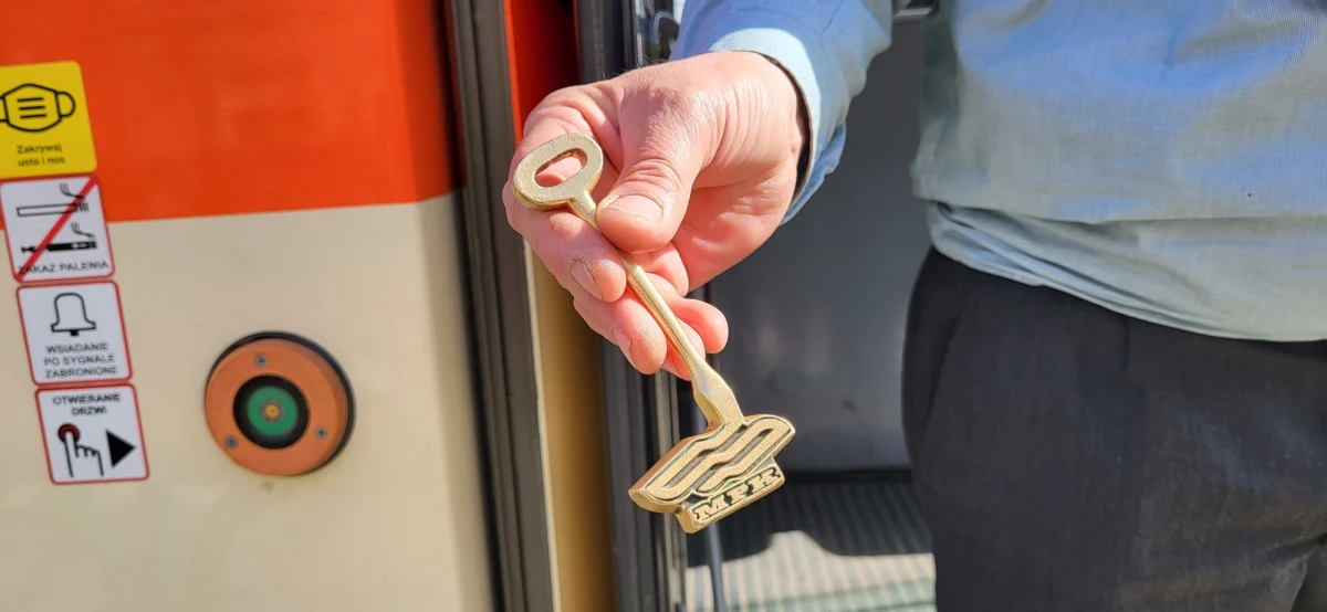 Nietypowe znaki wzbudzają zainteresowanie poznaniaków. Zostały ustawione obok torowiska przy placu Wielkopolskim w Poznaniu. Widnieje na nich tajemniczo brzmiący napis "Pobierz berło".