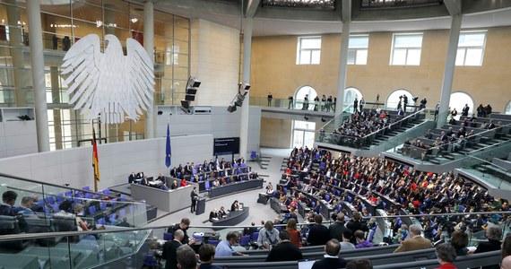 Bundestag uchwalił reformę ordynacji wyborczej, która ma ograniczyć liczbę zasiadających w niemieckim parlamencie posłów. To jeszcze nie koniec batalii o zmniejszenie rozrastającego się wciąż Bundestagu. Przyjęte głosami rządzącej koalicji zmiany chce do Trybunału Konstytucyjnego zaskarżyć opozycja.