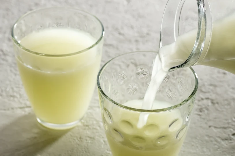 Coraz częściej piją go dla zdrowia. kilka osób wie, komu może zaszkodzić