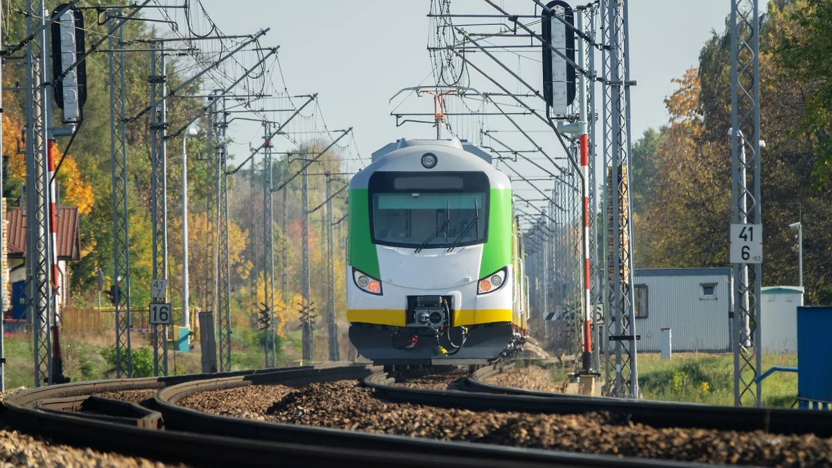 "Rzeczywistość obnażyła realia prowadzenia ruchu pociągów i niemożność przepuszczenia tak dużej liczby pociągów, jaka została założona w tym rozkładzie jazdy. Stacja Warszawa Zachodnia jest najbardziej obciążona ruchem kolejowym w całej Polsce. Standardowo przejeżdża przez nią 1000 pociągów. W nowym rozkładzie jazdy miało przejeżdżać ich mniej, ale nawet mniejsza liczba nie mogła się na tych torach pomieścić" - mówił w Radiu RMF24 Piotr Malepszak, ekspert infrastruktury kolejowej, który był gościem Pawła Balinowskiego. To nie był łatwy tydzień dla pasażerów z Warszawy. W niedzielę wprowadzono nowy rozkład jazdy, co spowodowało potężne opóźnienia pociągów i frustrację podróżnych.