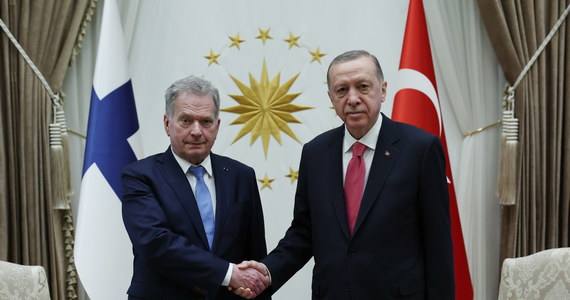 Zdecydowaliśmy o rozpoczęciu w parlamencie Turcji procesu ratyfikacji akcesji Finlandii do NATO - poinformował Recep Tayyip Erdogan. Prezydent Turcji rozmawiał w tej sprawie dziś w Ankarze z prezydentem Finlandii Saulim Niinisto.