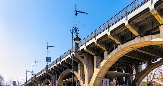 Stołeczny ratusz przekazał informacje o remoncie wiaduktu mostu Poniatowskiego. Prace ruszają we wtorek. Władze Warszawy zaznaczają, że zarówno most, jak i ul. Kruczkowskiego będą przejezdne, ale wystąpią też utrudnienia. 