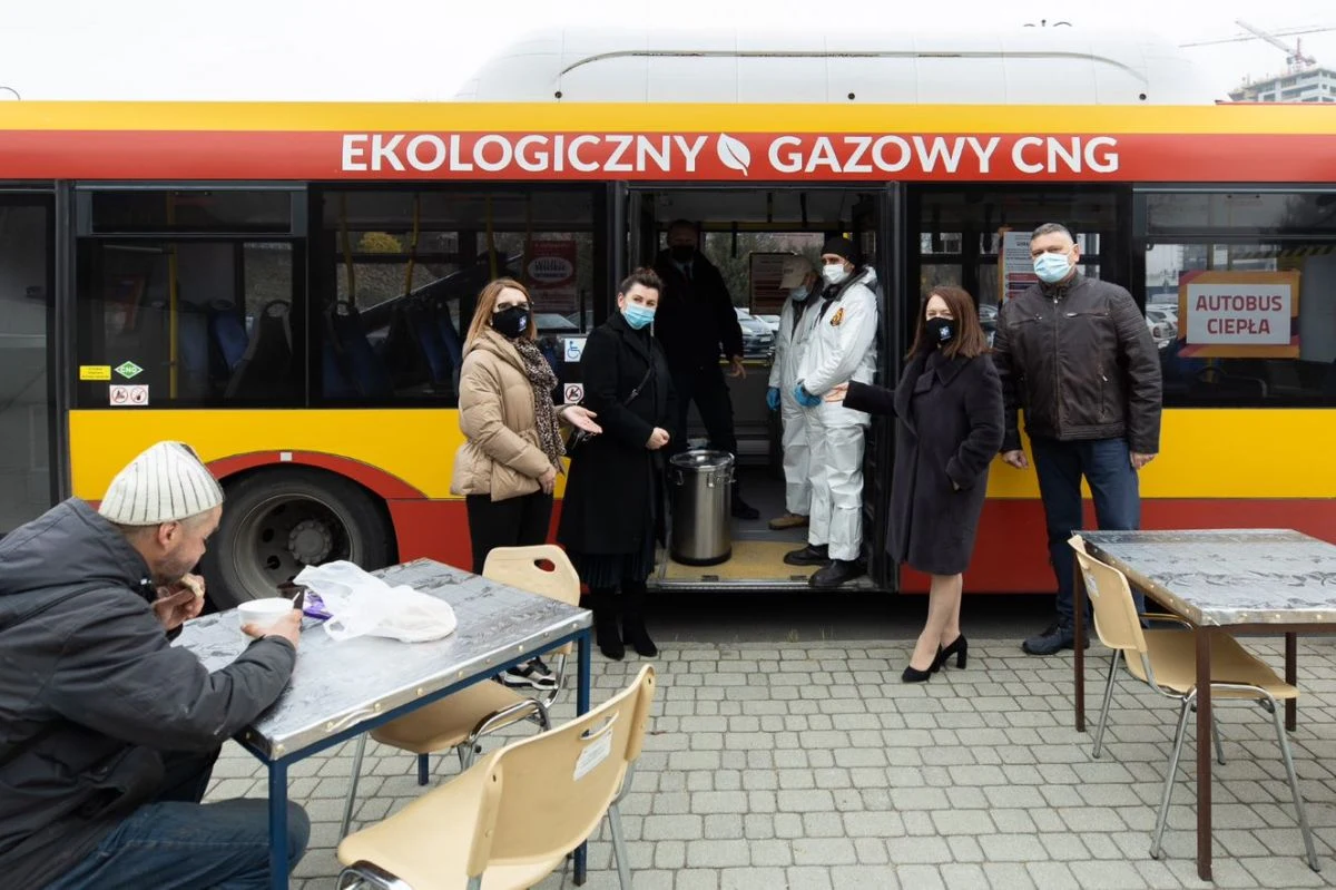 Dokładnie 10 188 porcji ciepłych posiłków dowiózł potrzebującym "Autobus ciepła", który kursował w Rzeszowie od połowy listopada.

