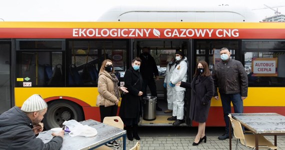 Dokładnie 10 188 porcji ciepłych posiłków dowiózł potrzebującym "Autobus ciepła", który kursował w Rzeszowie od połowy listopada.

