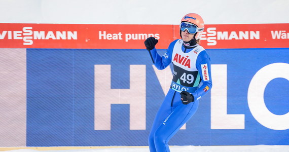 Austriak Stefan Kraft po locie na 239 m wygrał piątkowy prolog przed konkursem cyklu Raw Air i Pucharu Świata w norweskim Vikersund. Najlepszy z Polaków był Dawid Kubacki, który pofrunął na 235 m i zajął siódme miejsce. 