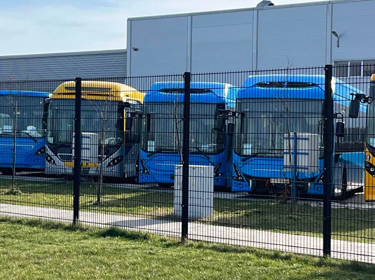 ​Jedna trzecia z tysiąca pięciuset pracowników, którzy stracą pracę w fabryce autobusów Volvo we Wrocławiu może liczyć na zatrudnienie przez nowego inwestora. Tak wynika z informacji przekazanych przez firmę Volvo, która wczoraj (16.03) ogłosiła decyzję o zamknięciu swojego wrocławskiego zakładu.