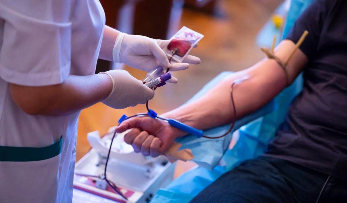 Ponad 3 tysiące złotych mogą maksymalnie odliczyć od dochodu honorowi krwiodawcy - przypominamy o tym w czasie rozliczeń ze skarbówką. A po zmianach w prawie, które właśnie czekają na podpis prezydenta, krwiodawcy będą mogli liczyć na nawet 48 dni wolnego od pracy rocznie.