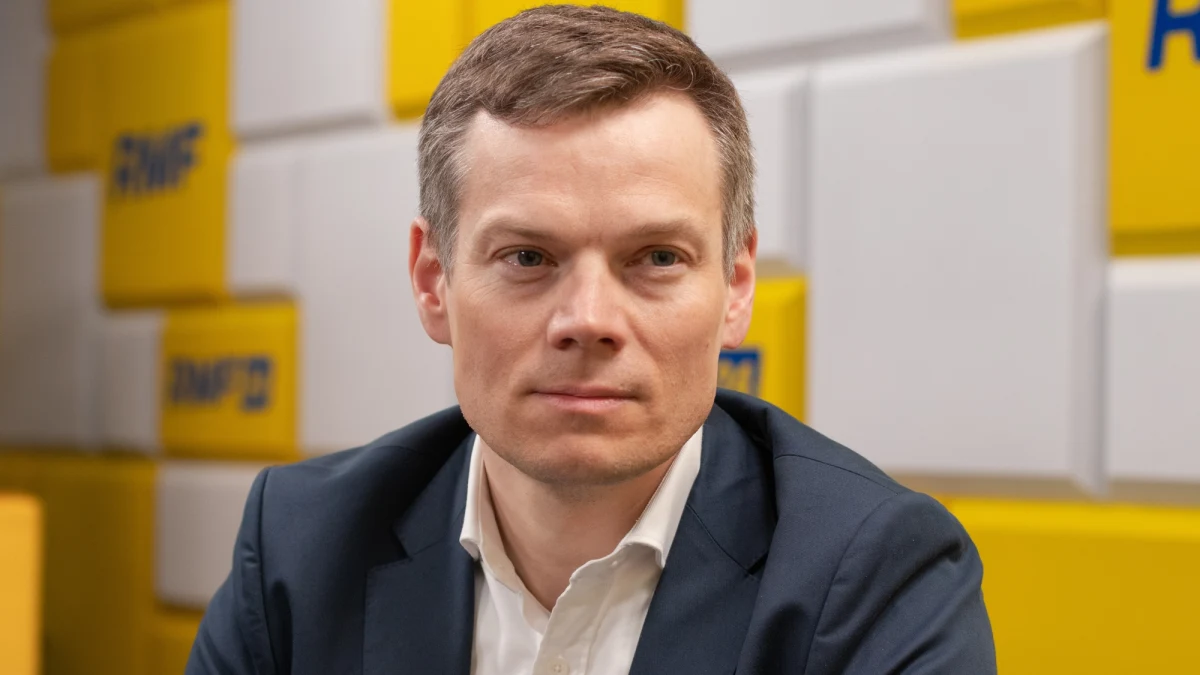 "Nie widzimy w Polsce objaw wycofywania depozytów z banków. Świadczy to o tym, że zaufanie do sektora bankowego jest wysokie" - mówił w Popołudniowej rozmowie w RMF FM przewodniczący Komisji Nadzoru Finansowego Jacek Jastrzębski. Wskazuje, że sytuacja u nas jest lepsza niż np. w Kalifornii, gdzie upadł Silicon Valley Bank. "Banki w Polsce, dzięki konserwatywnej polityce Komisji Nadzoru Finansowego, są dobrze skapitalizowane" - mówił.