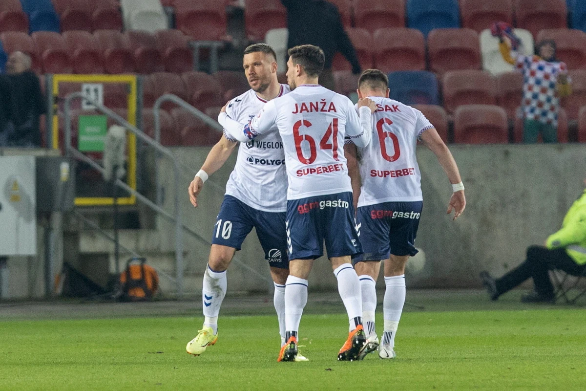 Górnik Zabrze pokonał 3:2 Wisłę Płock, mimo że do przerwy to goście prowadzili 2:0. Do zwycięstwa w meczu piłkarskiej Ekstraklasy poprowadził zabrzan Lukas Podolski, który zdobył dwie bramki. Kapitalny był szczególnie jego gol z rzutu wolnego.