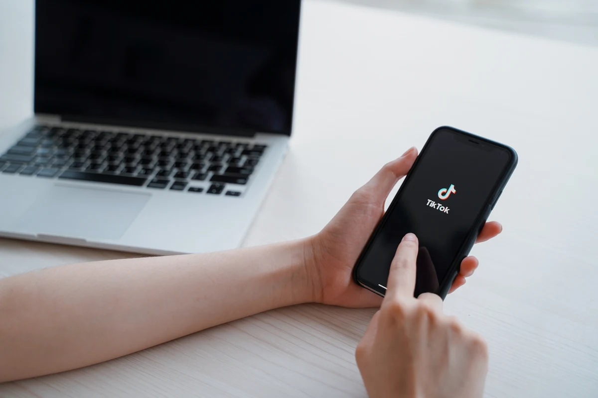 Członkowie szkockiego parlamentu otrzymali "mocną" rekomendację usunięcia TikTok z telefonów i urządzeń - poinformował Sky News. Ma to związek z obawami o bezpieczeństwo. Podobny zakaz wprowadzono m.in. w Komisji Europejskiej i Kongresie Stanów Zjednoczonych.