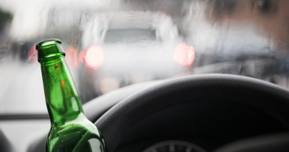 Przypadkowy świadek ujął w Wieluniu pijanego kierowcę. Nie dość, że - jak wykazały badania alkomatem - miał 1,5 promila alkoholu w wydychanym powietrzu, to okazało się, że złamał również sądowy zakaz prowadzenia pojazdu.