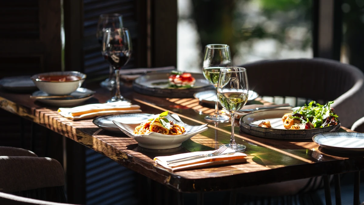 Uciekli z restauracji nie płacąc rachunku, ale wpadli, bo w popłochu zostawili na stole telefon komórkowy o wartości tysiąca euro. Zdarzenie miało miejsce w Livorno we Włoszech. Gdy właściciel aparatu zadzwonił na swój numer, by dowiedzieć się, gdzie go zgubił, usłyszał w telefonie restauratora: "W lokalu, gdzie zjedliście bez płacenia".