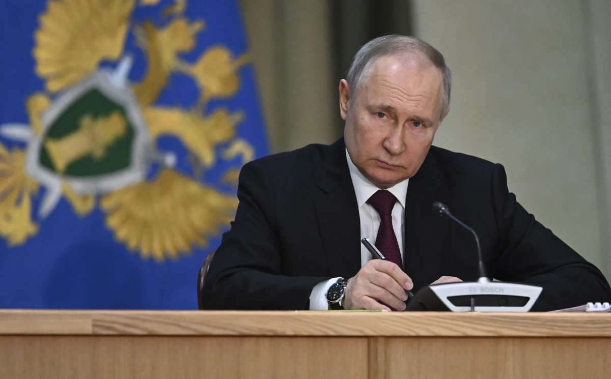 Międzynarodowy Trybunał Karny wydał w piątek nakaz aresztowania prezydenta Rosji Władimira Putina, oskarżając go o zbrodnie wojenne. Chociaż szanse na to, by rosyjski przywódca stanął przed sądem są mało prawdopodobne, niektórzy z jego najbardziej zagorzałych zwolenników - głównie propagandyści pracujący dla kontrolowanych przez państwo mediów - mogą mieć teraz powody do niepokoju - pisze "Newsweek".