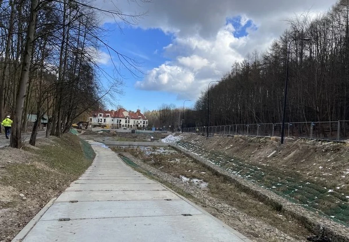 Przez ponad 3 miesiące ul. Jaśkowa Dolina w Gdańsku będzie na znacznym odcinku jednokierunkowa. Powód? Prace przy budowie zbiornika retencyjnego. Miasto apeluje do mieszkańców, by przygotowali się na nie i zaplanowali swoje podróże.