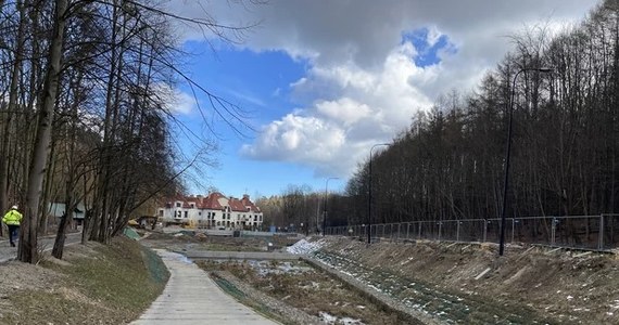 Przez ponad 3 miesiące ul. Jaśkowa Dolina w Gdańsku będzie na znacznym odcinku jednokierunkowa. Powód? Prace przy budowie zbiornika retencyjnego. Miasto apeluje do mieszkańców, by przygotowali się na nie i zaplanowali swoje podróże.