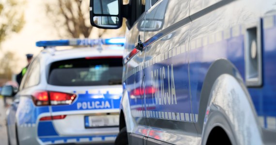 Do tego groźnego wypadku doszło w nocy na drodze krajowej nr 94 w Ostrowie koło Radymna w powiecie jarosławskim (Podkarpackie). 20-letni kierowca audi uderzył w cysternę. Młody kierowca był pijany. 