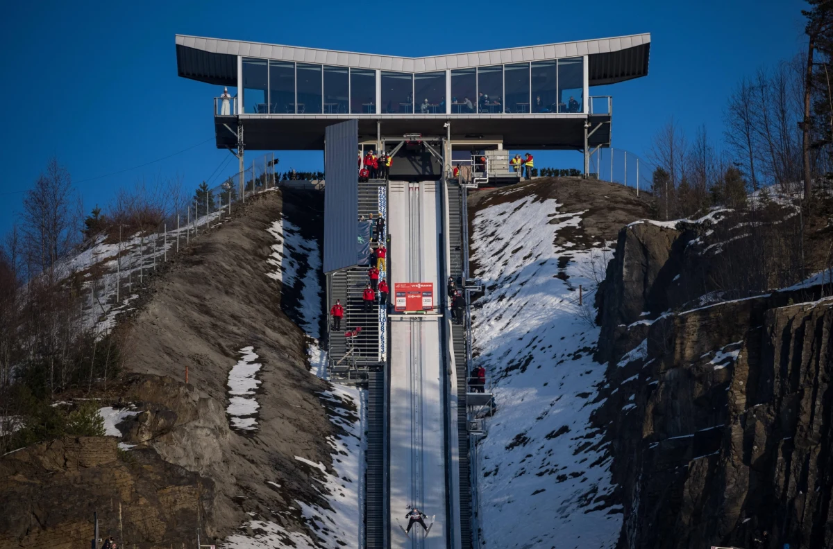 Norweg Benjamin Oestvold na treningu przed wczorajszym prologiem w Vikersund zaliczył groźny upadek. Norweski skoczek stracił panowanie nad nartami i upadł na 50 metrze.