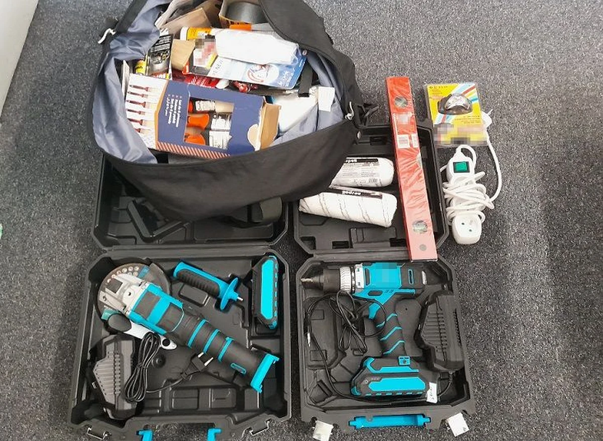 36-letni mieszkaniec Białej Podlaskiej (Lubelskie) podejrzewany jest o szereg kradzieży sklepowych. Do zdarzeń dochodziło od początku 2023 roku na terenie jednego z bialskich marketów. Sprawa była o tyle niecodzienna, że mężczyzna był wówczas pracownikiem ochrony w tym sklepie. 