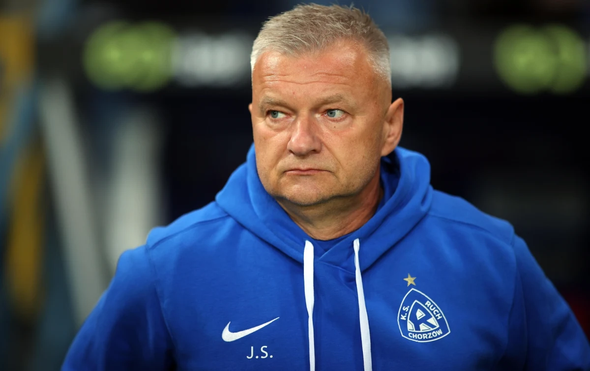 W niedzielę stadion w Gliwicach znów wypełni się do ostatniego miejsca. Wszystko za sprawą kibiców Ruchu Chorzów. "Niebiescy" są zmuszeni rozgrywać swoje domowe mecze w rundzie wiosennej na stadionie lokalnego Piasta. To spotkanie zapowiada się arcyciekawie, bo do Gliwic przyjedzie lider Fortuna 1 Ligi - ŁKS Łódź. W tabeli obie drużyny dzielą tylko dwa punkty - na czele jest łódzka drużyna, a chorzowianie są tuż za nimi.