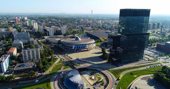 Coraz bliżej przebudowy ulicy Bratków w centrum Katowic. Obecnie każda wolna przestrzeń zastawiona jest tu samochodami, dlatego na tę inwestycje oczekują niecierpliwie mieszkańcy. 