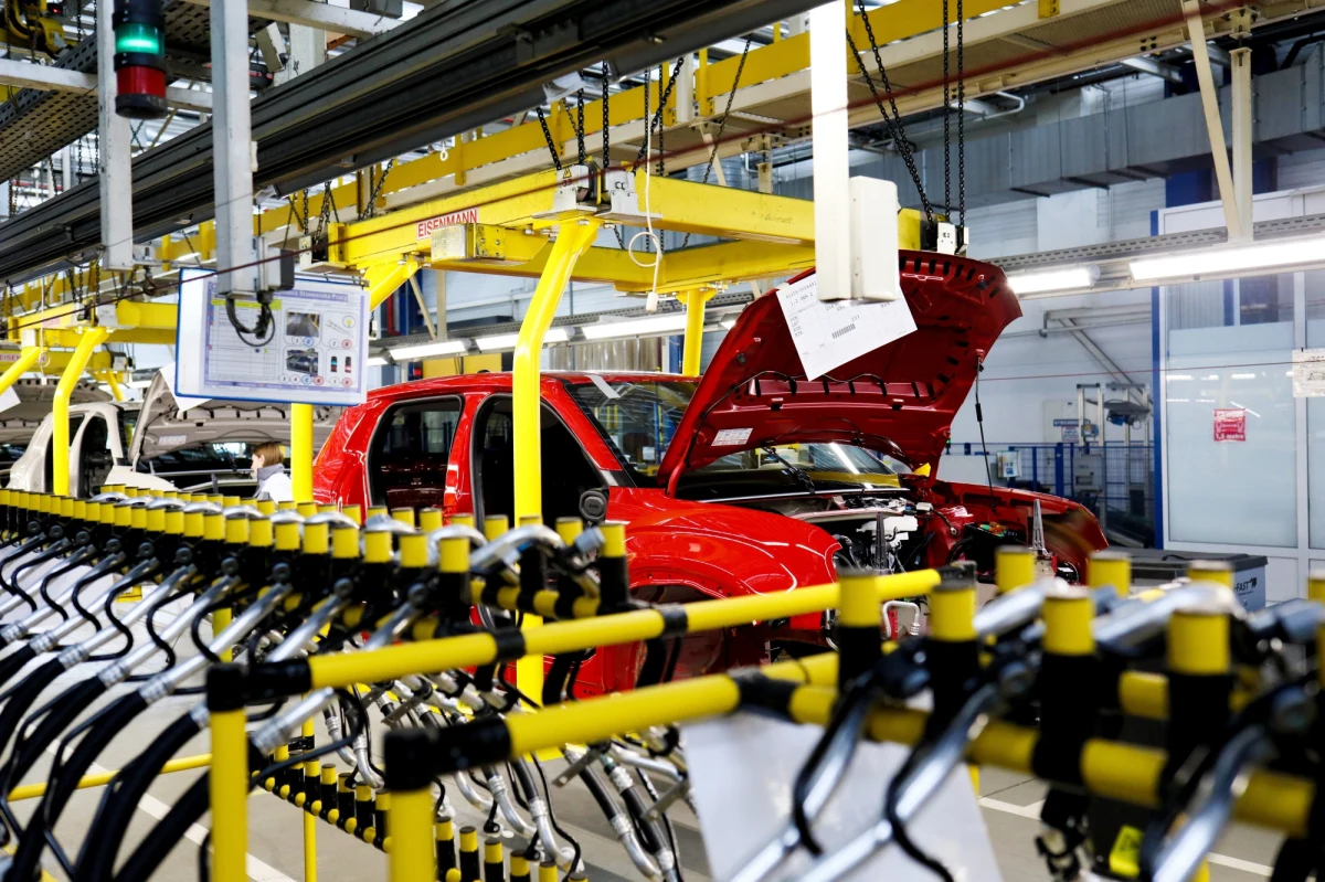 Pracownicy fabryki FCA Powertrain w Bielsku-Białej od tygodnia mogą decydować, czy chcą zostać w zakładzie, albo, czy skorzystać z programu dobrowolnych odejść. Z powodu ograniczenia produkcji silników spalinowych fabryka musi zredukować zatrudnienie o 300 osób.