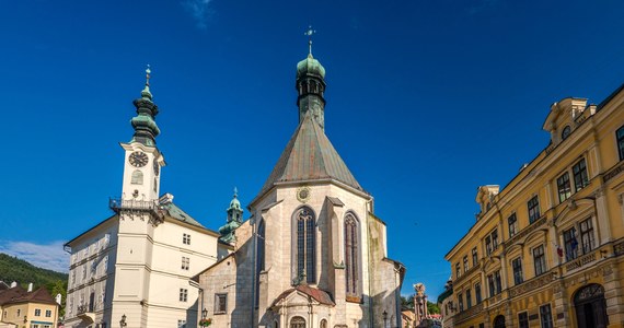 ​W sobotę wybuchł pożar w zabytkowym budynku na rynku w centrum Bańskiej Szczawnicy. Spłonął dach, a ogień rozprzestrzenił się na cztery innego budynki. W akcji gaśniczej uczestniczą strażacy i policjanci oraz wojsko. Żołnierze wynoszą zabytkowe przedmioty oraz stare dokumenty, a na miejsce pożaru jadą premier Eduard Heger oraz minister obrony Jaroslav Nad’.