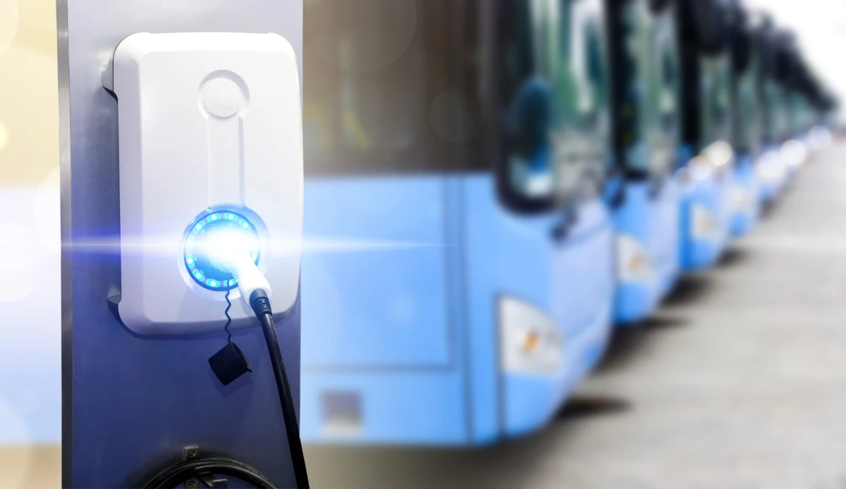 W zajezdni MZK oraz na dwóch pętlach autobusowych w Piotrkowie Trybunalskim powstaje stacja ładowania autobusów elektrycznych. Jeszcze w tym roku na ulice miasta wyjadą pierwsze takie pojazdy.

