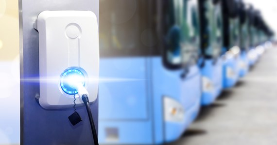 W zajezdni MZK oraz na dwóch pętlach autobusowych w Piotrkowie Trybunalskim powstaje stacja ładowania autobusów elektrycznych. Jeszcze w tym roku na ulice miasta wyjadą pierwsze takie pojazdy.
