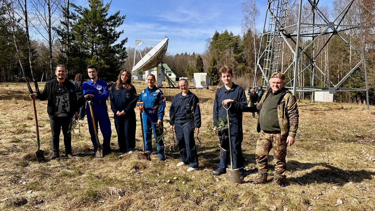 W piątek 126 drzew posadzono przy Obserwatorium Astronomicznym Królowej Jadwigi w Rzepienniku Biskupim w Małopolsce. Stworzyć mają las imienia generała Mirosława Hemarszewskiego - jedynego Polaka, który był w przestrzeni kosmicznej.