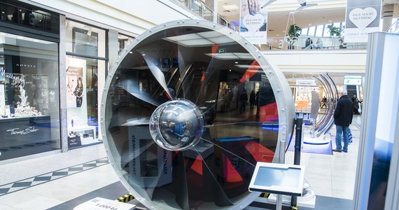 Do 1 kwietnia odwiedzający Centrum Handlowe Avenida w Poznaniu mogą podziwiać wystawę "Marzenie o lataniu". To wystawa składająca się z siedmiu tematycznych stanowisk wyposażonych w eksponaty oraz idealnie odwzorowane elementy samolotów. 
