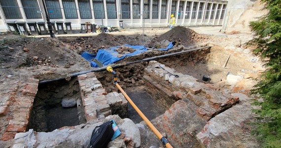 Remont Starego Rynku w Poznaniu daje się we znaki mieszkańcom, przedsiębiorcom oraz turystom. Rozkopana płyta w sercu miasta skrywa jednak wiele ciekawych miejsc.