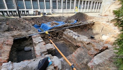 Na Starym Rynku w Poznaniu odkryto fundamenty średniowiecznej kamienicy