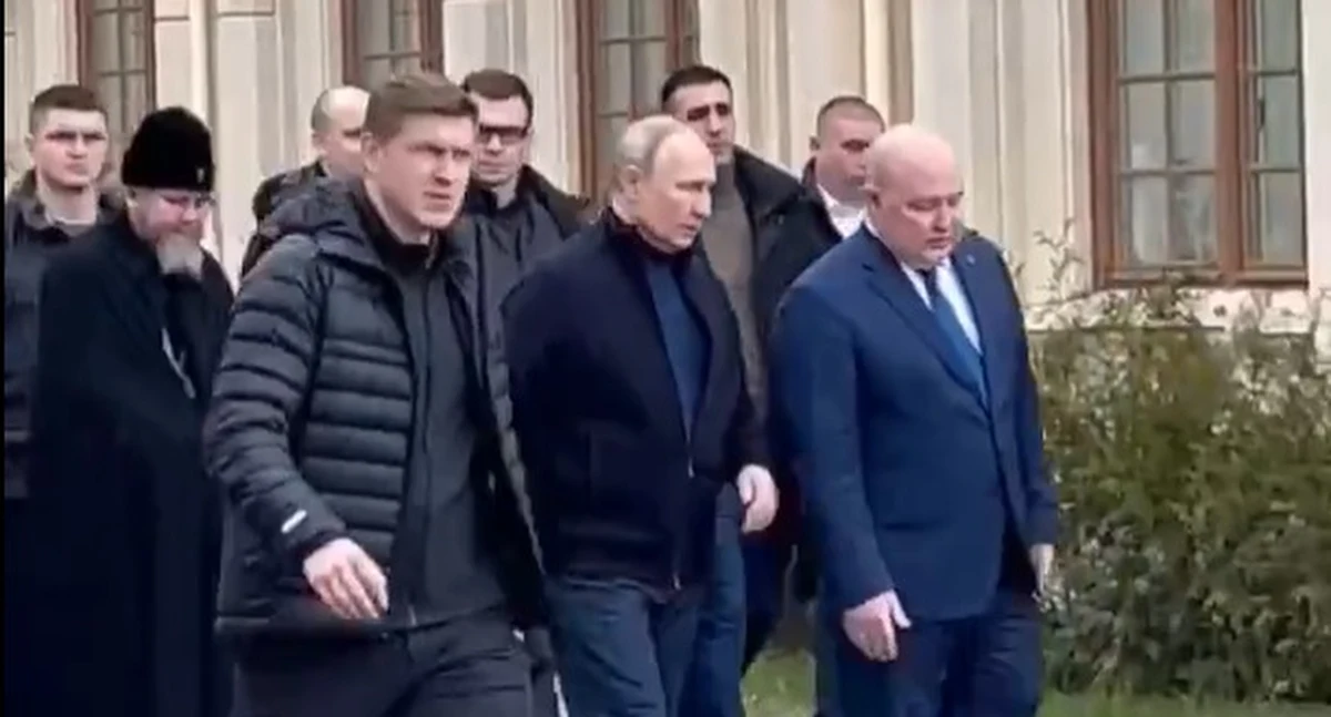 ​Prezydent Rosji Władimir Putin przybył na okupowany Krym po raz pierwszy od rozpoczęcia się rosyjskiej inwazji na Ukrainę. Rosyjski lider razem z gubernatorem Sewastopola wzięli udział w otwarciu lokalnej szkoły.