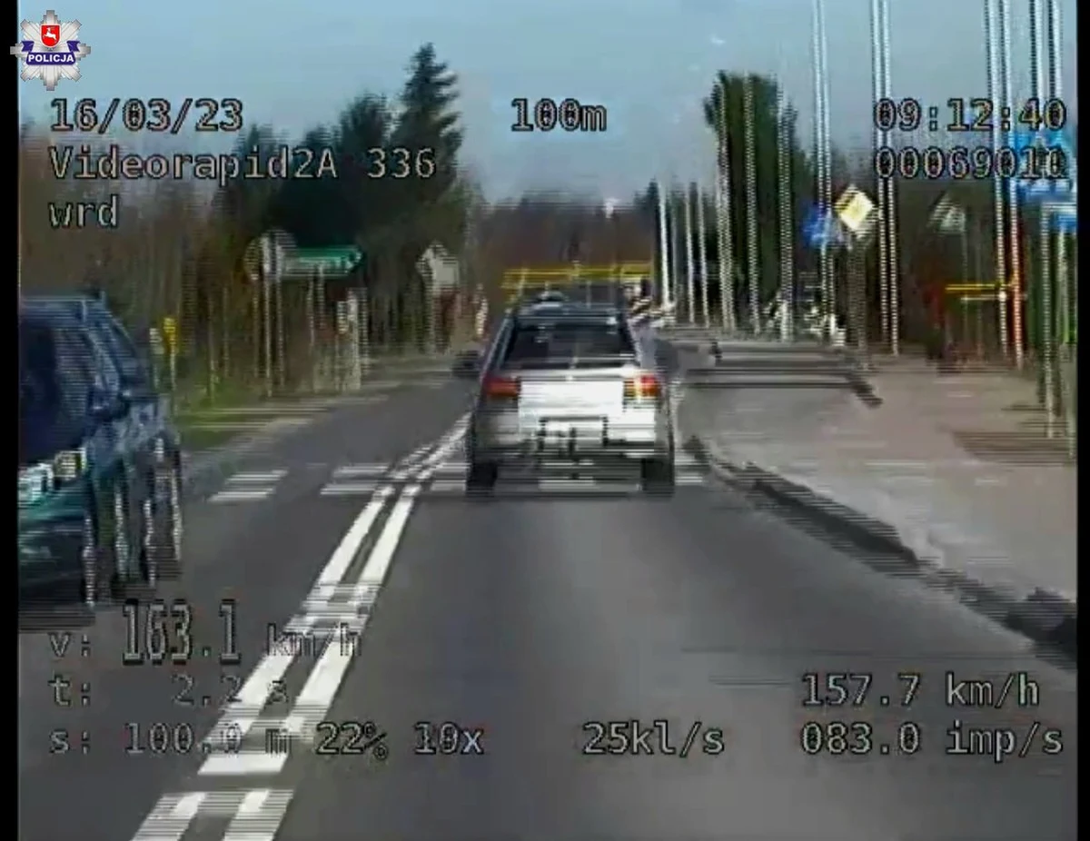 ​Policjanci zatrzymali w Dominowie (Lubelskie) 24-latka, który subaru pędził 163 km/h w obszarze zabudowanym. Kierowca dostał łącznie 3 tys. zł mandatu, 15 punktów karnych i zatrzymano mu prawo jazdy - podała w sobotę policja.