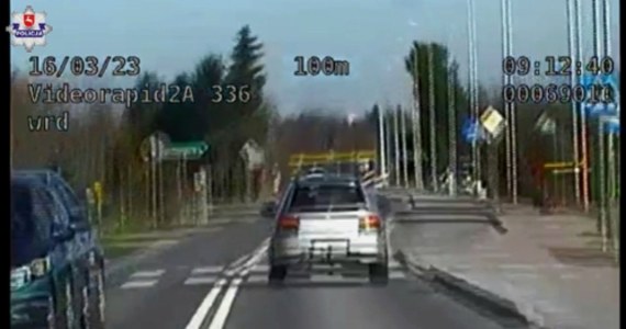 ​Policjanci zatrzymali w Dominowie (Lubelskie) 24-latka, który subaru pędził 163 km/h w obszarze zabudowanym. Kierowca dostał łącznie 3 tys. zł mandatu, 15 punktów karnych i zatrzymano mu prawo jazdy - podała w sobotę policja.
