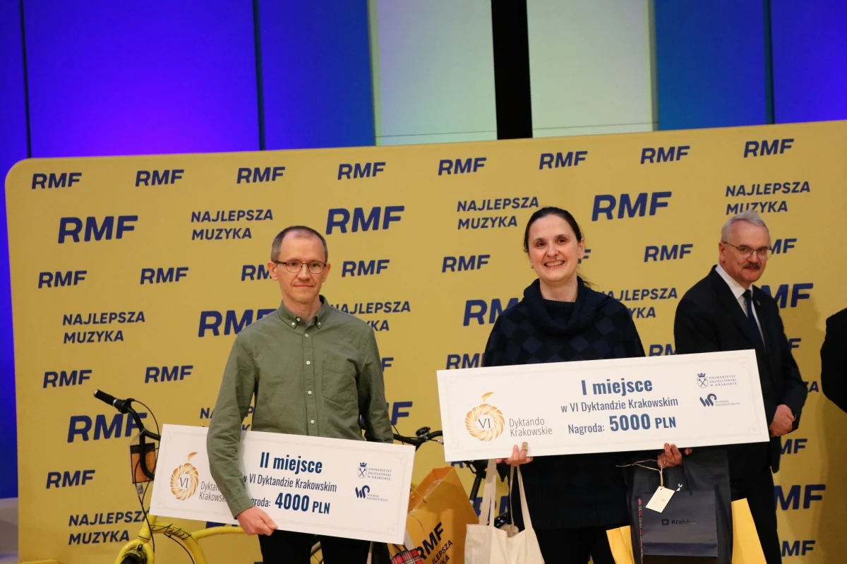 Wielkie emocje, ale i skupienie. W Auditorium Maximum Uniwersytetu Jagiellońskiego w Krakowie odbyło się VI Dyktando Krakowskie. Wśród pogromców ortografii był także gość specjalny - muzyczna gwiazda Michał Szczygieł. Treść dyktanda nawiązywała w tym roku do odkrycia Mikołaja Kopernika, a uczestnicy przyznawali, że tekst był w tym roku naprawdę trudny. Zwyciężczynią tegorocznej edycji, jest Agnieszka Buczkowska z Warszawy. W kategorii "junior" wygrał uczęszczający do 1 klasy liceum Konrad Dulowski.