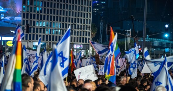 W sobotę rozpoczął się 11 tydzień protestów w Izraelu. Obywatele wyszli na ulice Tel Awiwu, by zademonstrować swój sprzeciw dla planów reformy sądownictwa przedstawionych w styczniu przez ultraprawicowy rząd Benjamina Netanjahu. Do protestów dołączyli izraelscy Beduini, a policja próbuje tłumić demonstracje z coraz większą brutalnością. Prezydent Izraela twierdzi, że kraj jest bliski wojny domowej.