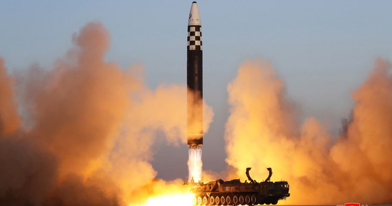 Południowokoreańska armia poinformowała, że Korea Północna przeprowadziła dziś kolejny test rakiety balistycznej krótkiego zasięgu, która spadła do Morza Japońskiego. To już czwarty w tym tygodniu pokaz siły północnokoreańskiego reżimu.