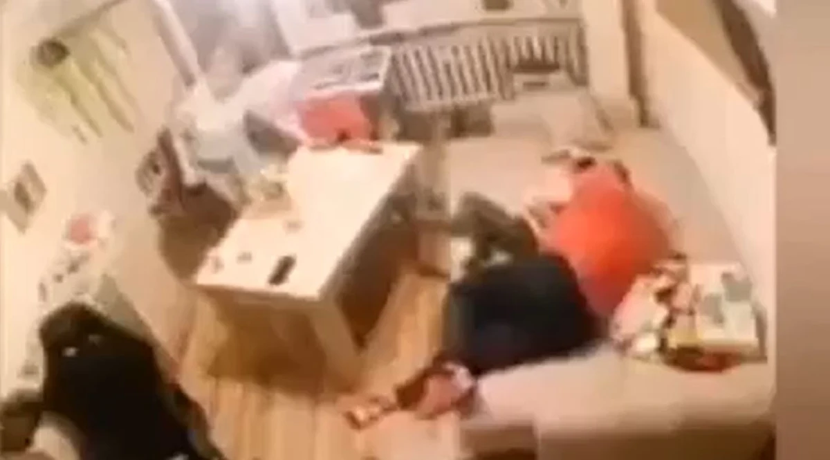 W mediach społecznościowych pojawiło się wstrząsające nagranie, na którym widać ojca przyduszającego swojego siedmioletniego syna. Przebywająca w pokoju matka nie reagowała na wołania dziecka o pomoc, a nawet stwierdziła, że "może w końcu będzie święty spokój". Ojciec ostatecznie wypuścił dziecko, które po chwili nabrało powietrza i zaczęło oddychać. Sprawcy zostali już zatrzymani przez policję.